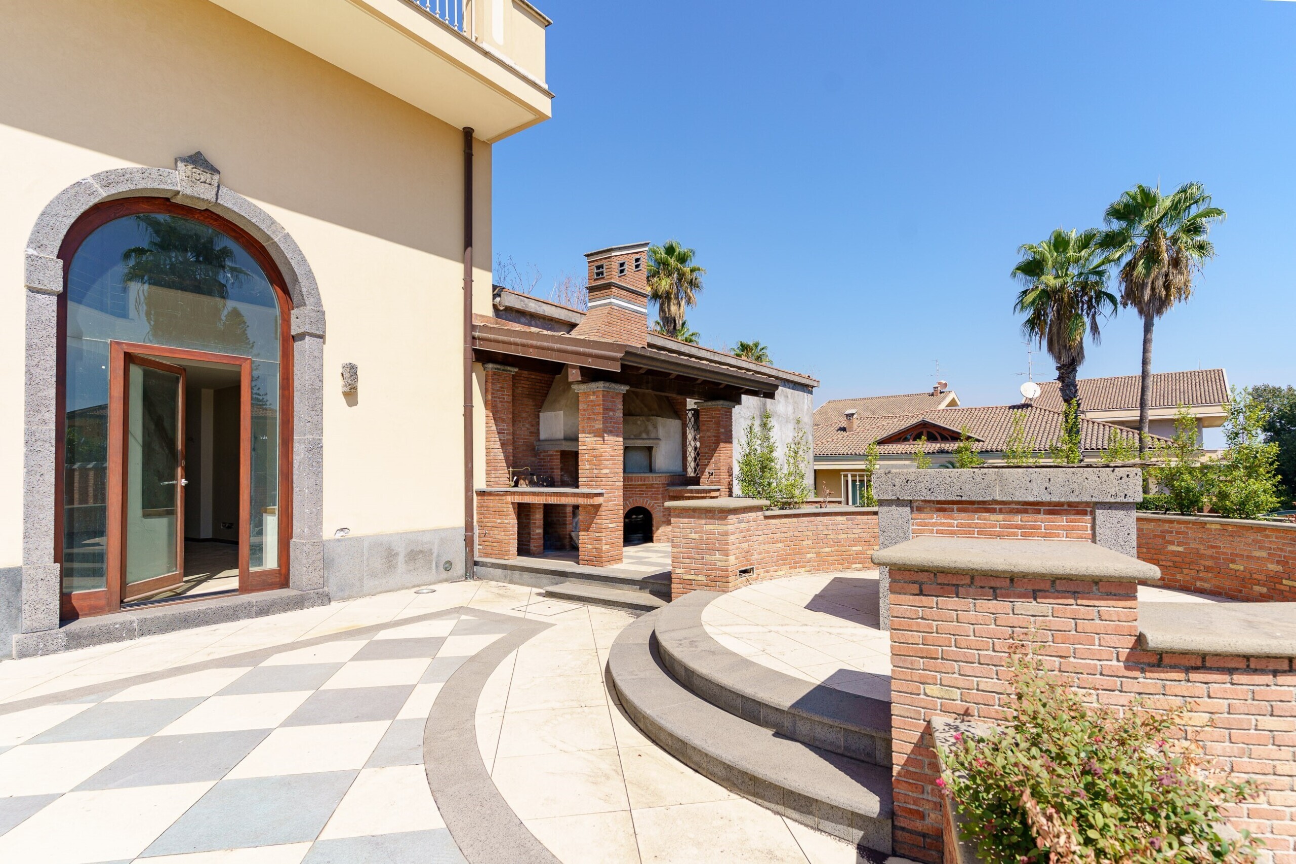 Prestigiosa-villa-indipendente-con-piscina-dependance-e-terrazze-panoramiche-in-vendita-ad-Aci-Sant’Antonio-via-Luigi-Capuana-1 (10)