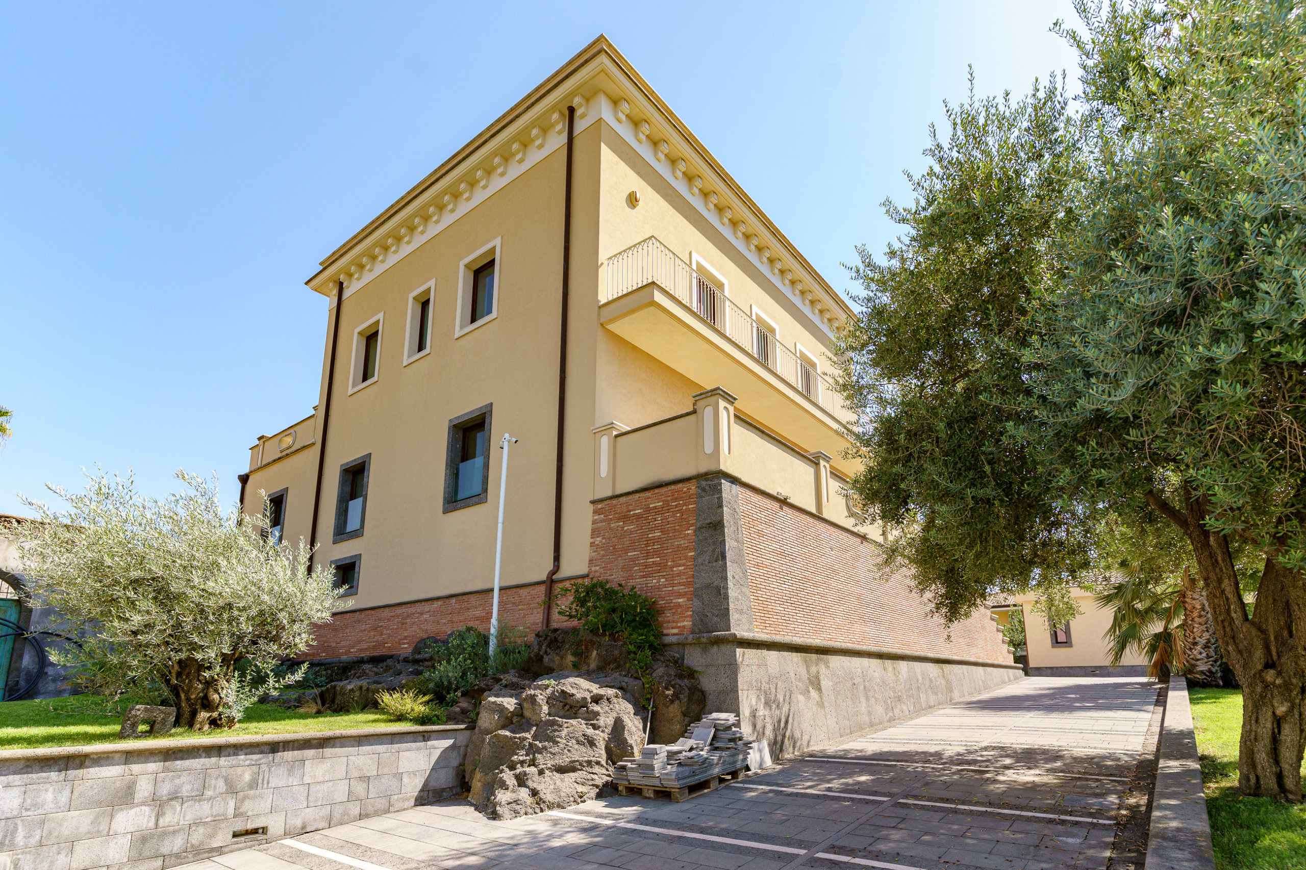 Prestigiosa-villa-indipendente-con-piscina-dependance-e-terrazze-panoramiche-in-vendita-ad-Aci-Sant’Antonio-via-Luigi-Capuana-1 (104)