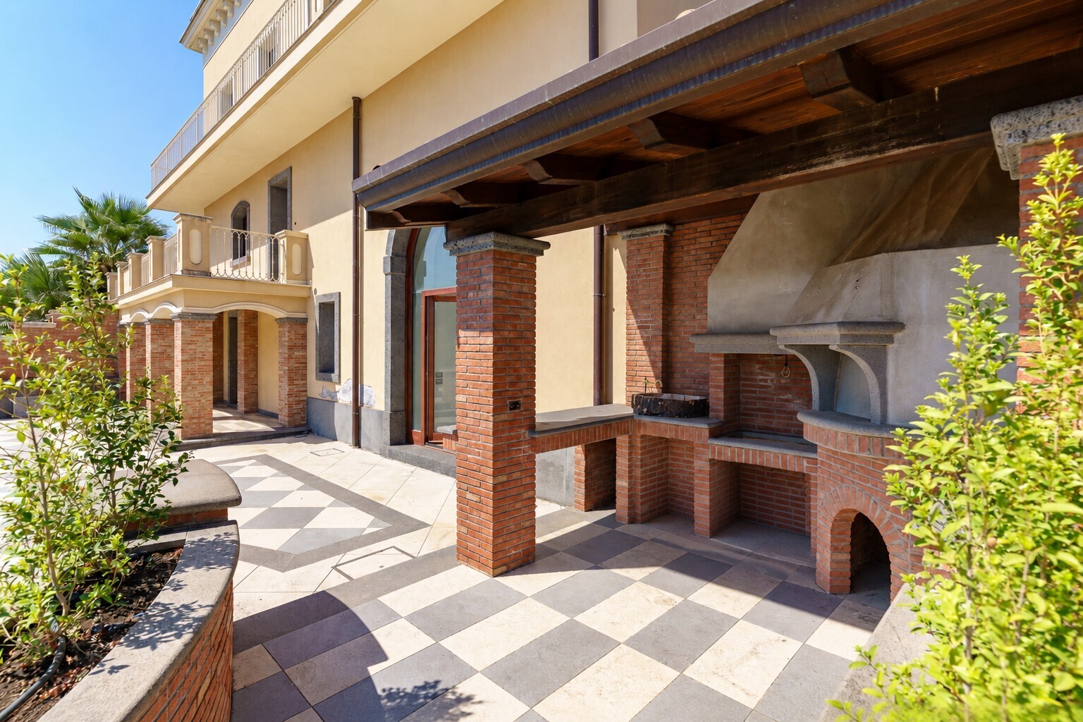 Prestigiosa-villa-indipendente-con-piscina-dependance-e-terrazze-panoramiche-in-vendita-ad-Aci-Sant’Antonio-via-Luigi-Capuana-1 (14)