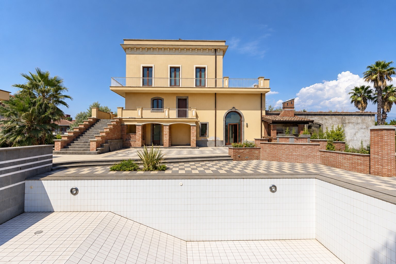 Prestigiosa-villa-indipendente-con-piscina-dependance-e-terrazze-panoramiche-in-vendita-ad-Aci-Sant’Antonio-via-Luigi-Capuana-1 (2)