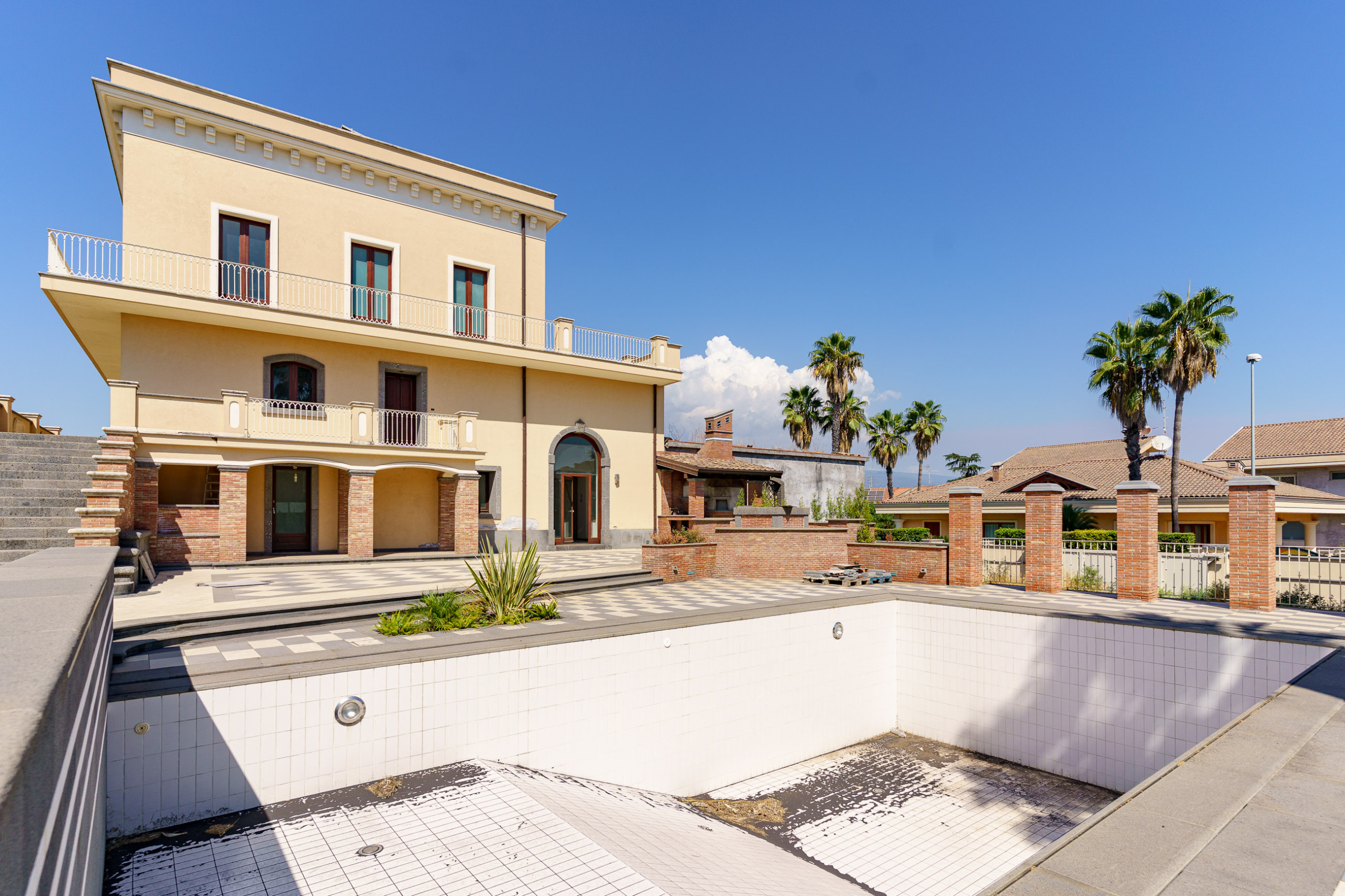 Prestigiosa-villa-indipendente-con-piscina-dependance-e-terrazze-panoramiche-in-vendita-ad-Aci-Sant’Antonio-via-Luigi-Capuana-1 (21)