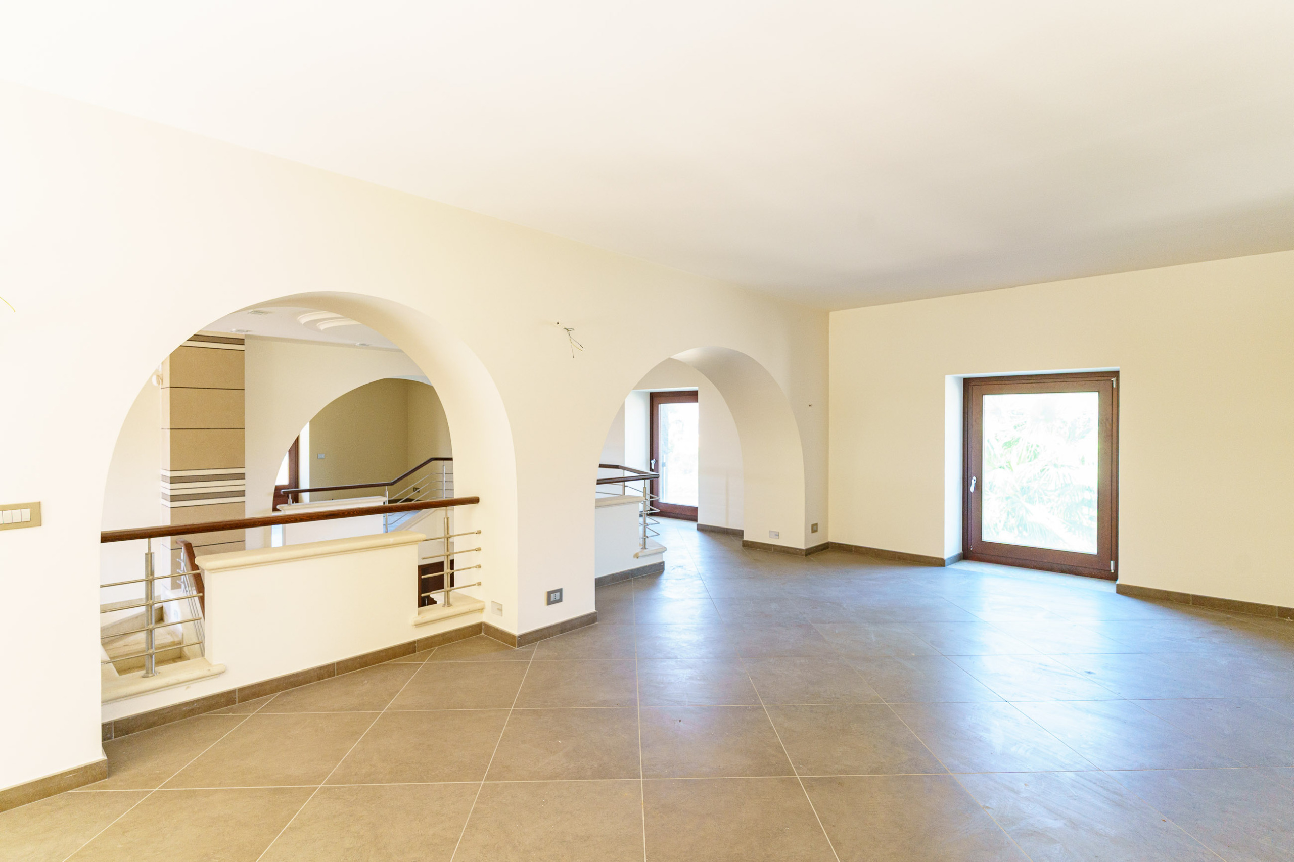 Prestigiosa-villa-indipendente-con-piscina-dependance-e-terrazze-panoramiche-in-vendita-ad-Aci-Sant’Antonio-via-Luigi-Capuana-1 (3)