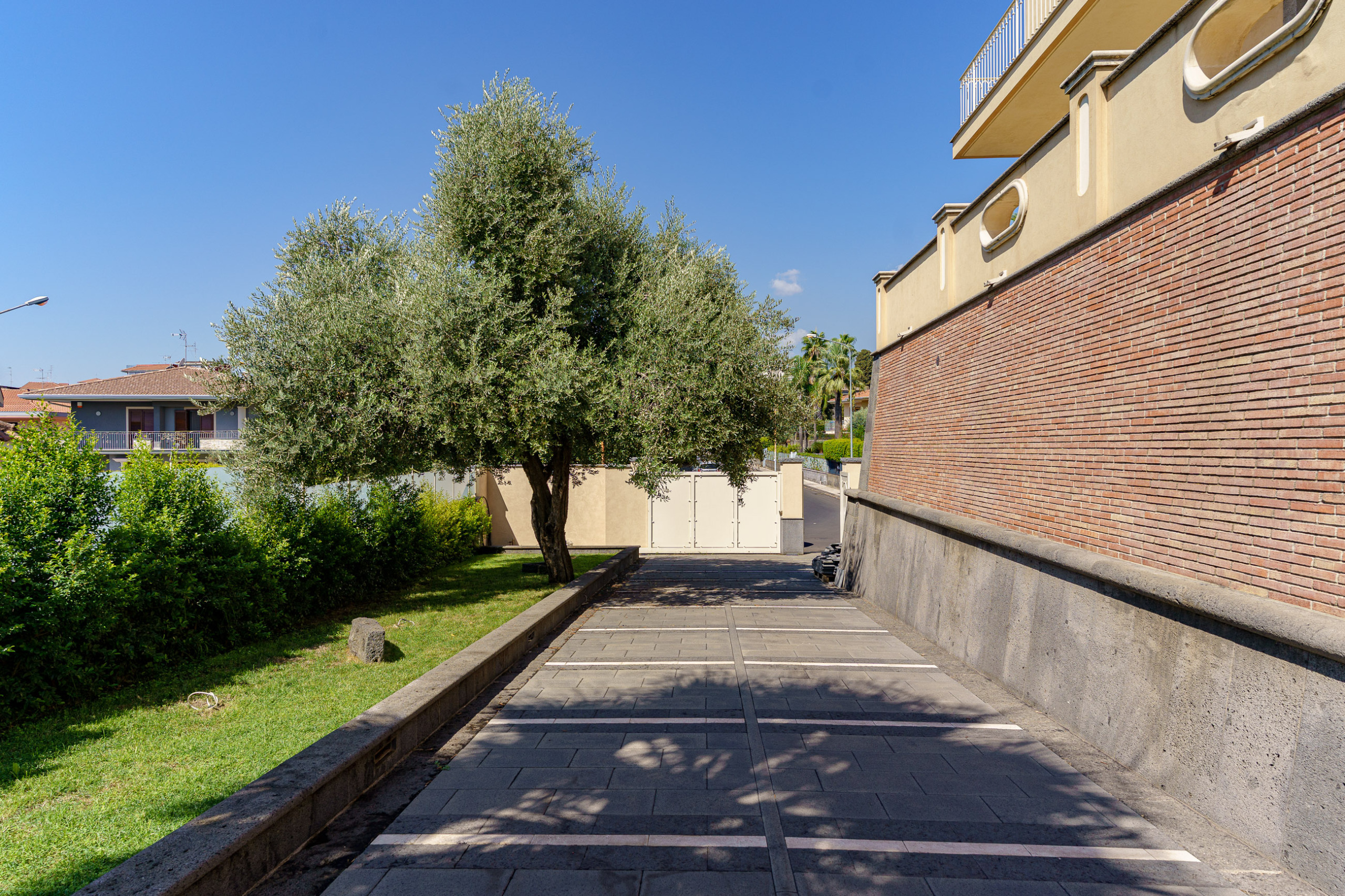 Prestigiosa-villa-indipendente-con-piscina-dependance-e-terrazze-panoramiche-in-vendita-ad-Aci-Sant’Antonio-via-Luigi-Capuana-1 (35)