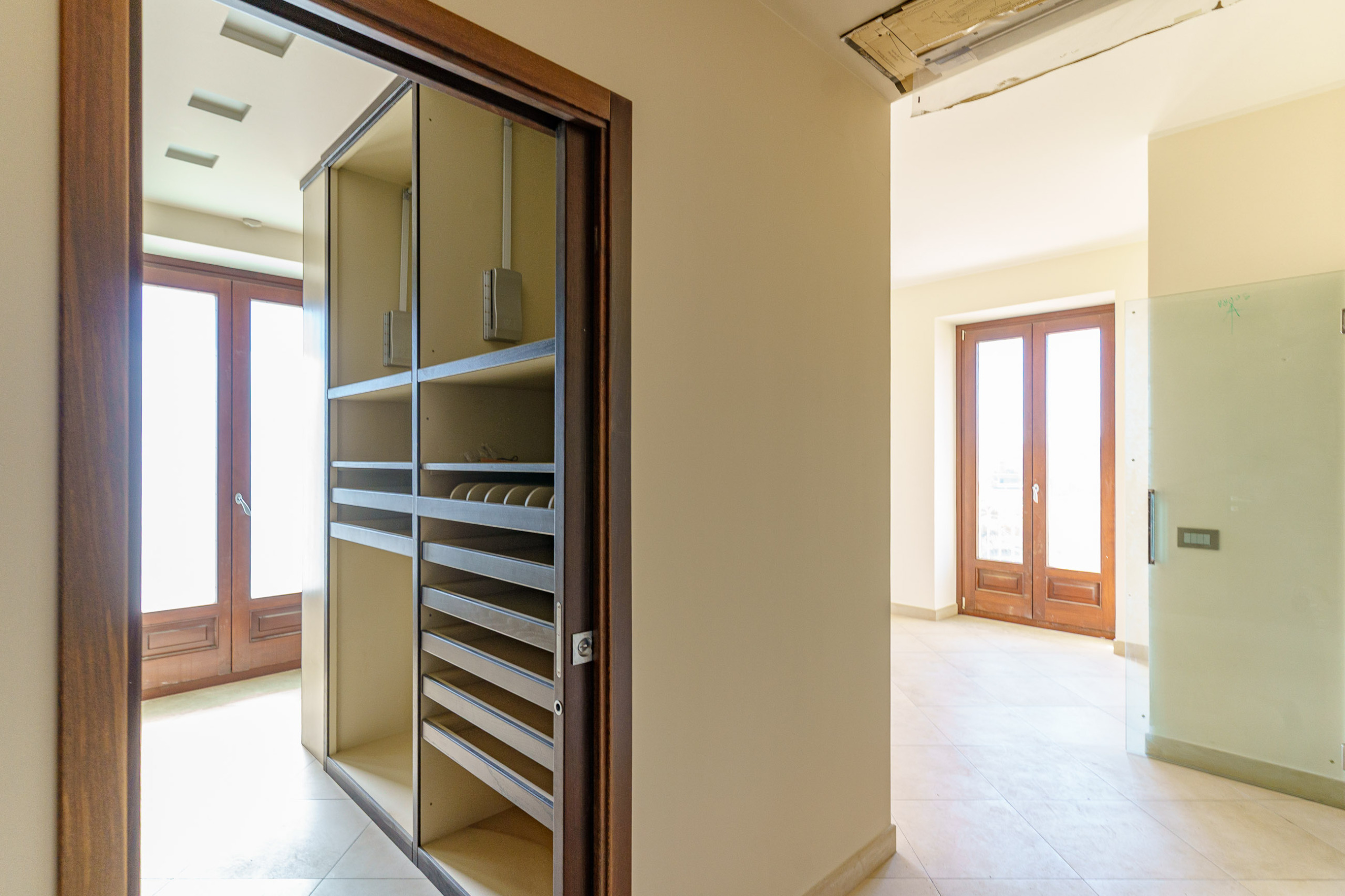 Prestigiosa-villa-indipendente-con-piscina-dependance-e-terrazze-panoramiche-in-vendita-ad-Aci-Sant’Antonio-via-Luigi-Capuana-1 (40)