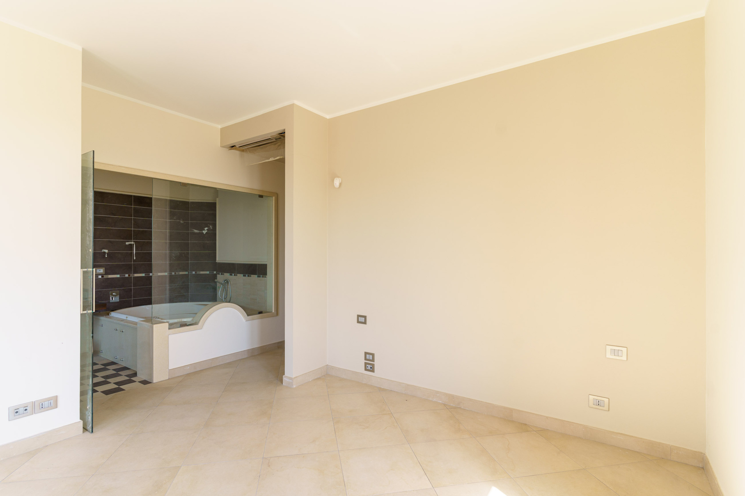 Prestigiosa-villa-indipendente-con-piscina-dependance-e-terrazze-panoramiche-in-vendita-ad-Aci-Sant’Antonio-via-Luigi-Capuana-1 (42)