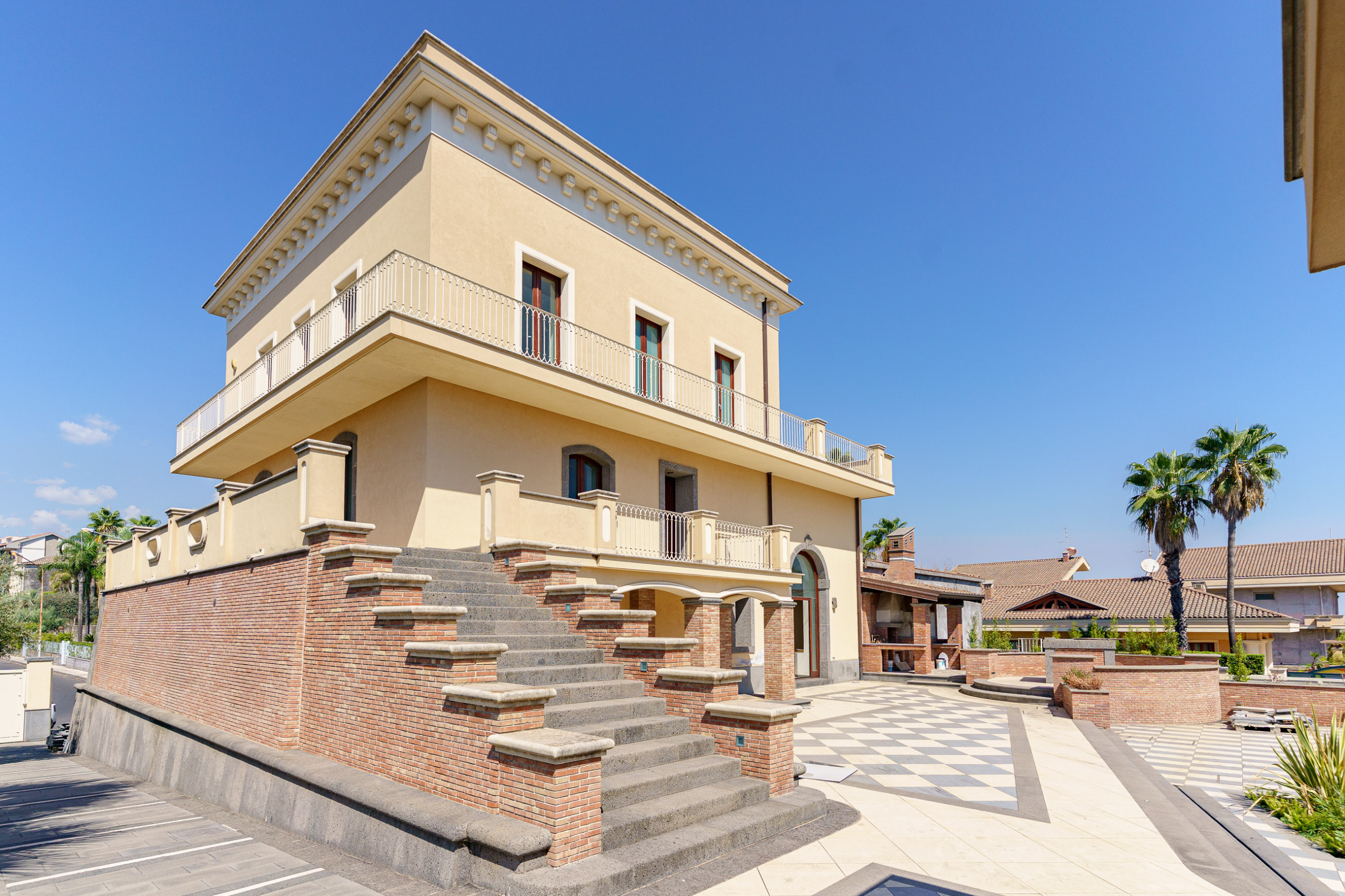 Prestigiosa-villa-indipendente-con-piscina-dependance-e-terrazze-panoramiche-in-vendita-ad-Aci-Sant’Antonio-via-Luigi-Capuana-1 (49)