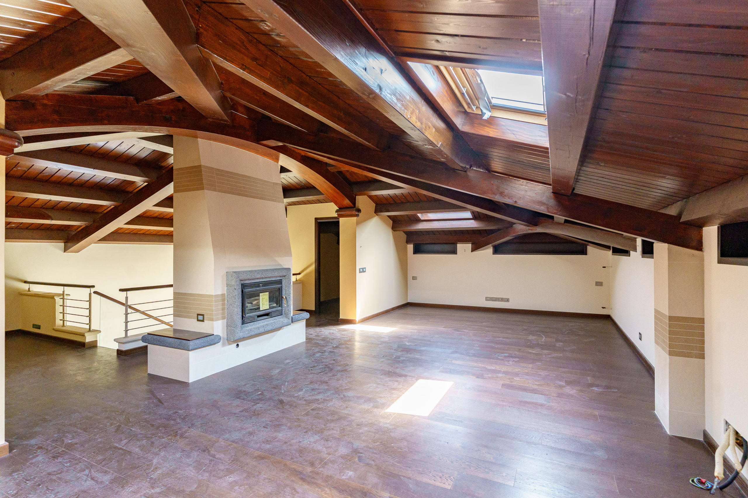 Prestigiosa-villa-indipendente-con-piscina-dependance-e-terrazze-panoramiche-in-vendita-ad-Aci-Sant’Antonio-via-Luigi-Capuana-1 (74)