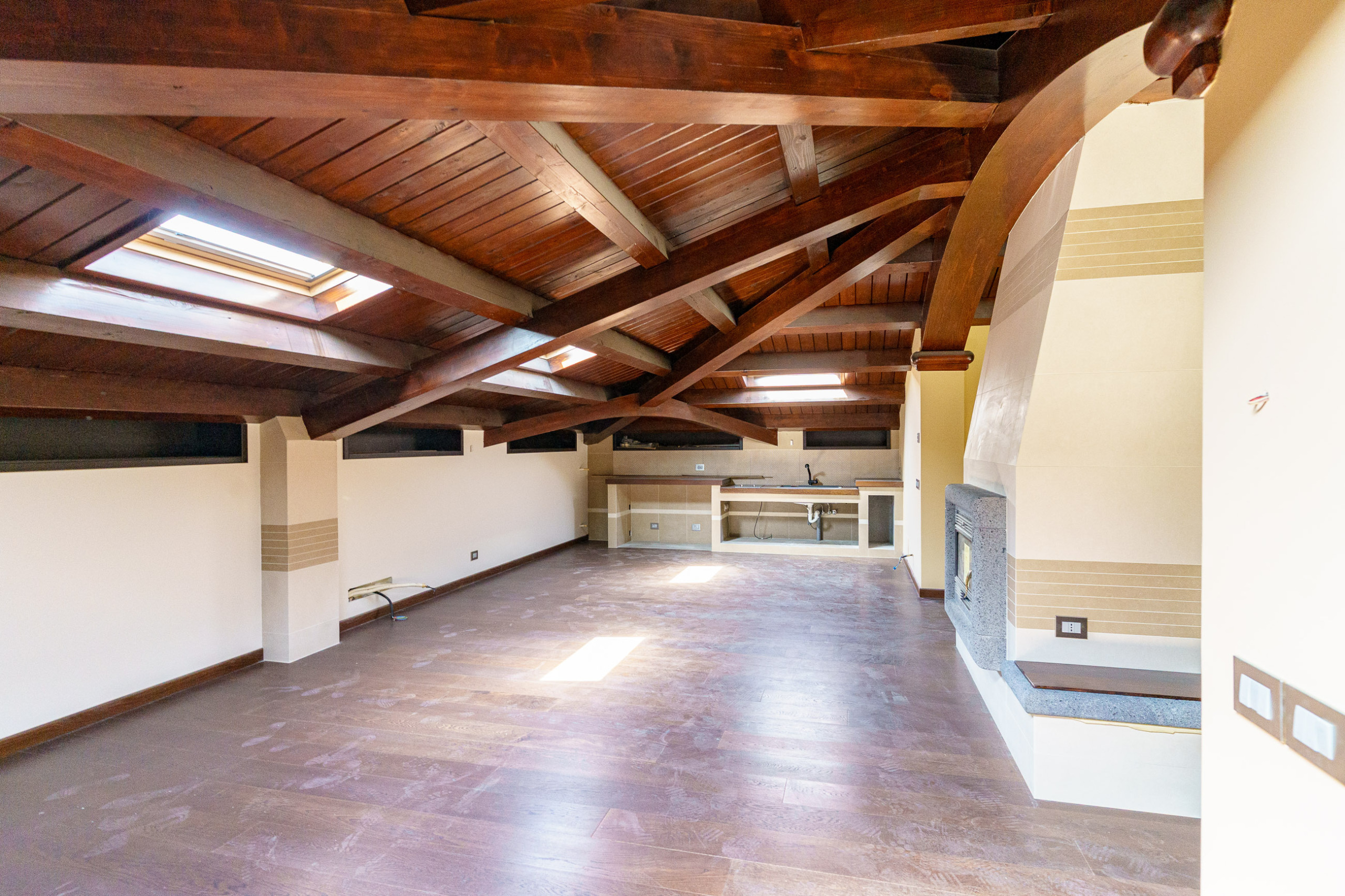 Prestigiosa-villa-indipendente-con-piscina-dependance-e-terrazze-panoramiche-in-vendita-ad-Aci-Sant’Antonio-via-Luigi-Capuana-1 (77)