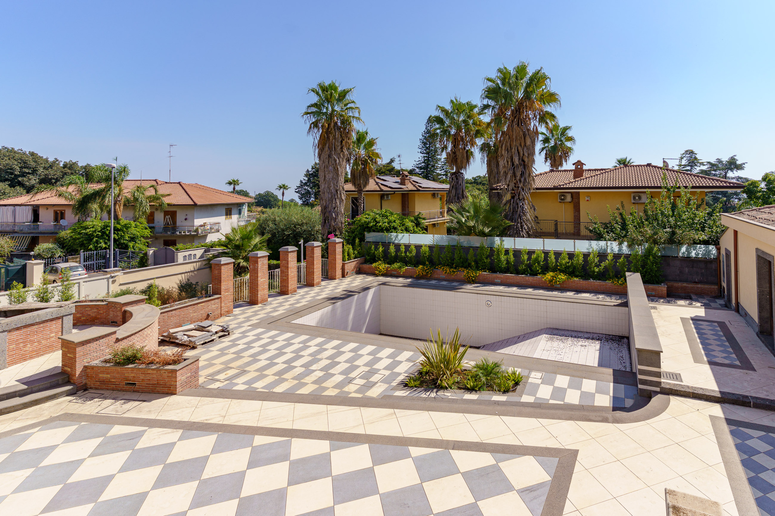 Prestigiosa-villa-indipendente-con-piscina-dependance-e-terrazze-panoramiche-in-vendita-ad-Aci-Sant’Antonio-via-Luigi-Capuana-1 (8)