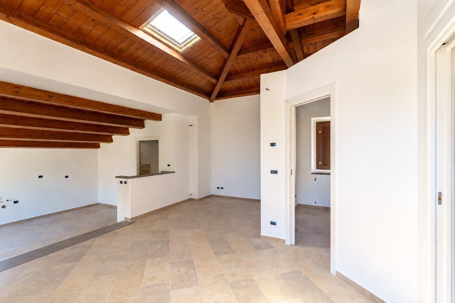 Prestigiosa-villa-indipendente-con-piscina-dependance-e-terrazze-panoramiche-in-vendita-ad-Aci-Sant’Antonio-via-Luigi-Capuana-1 (89)