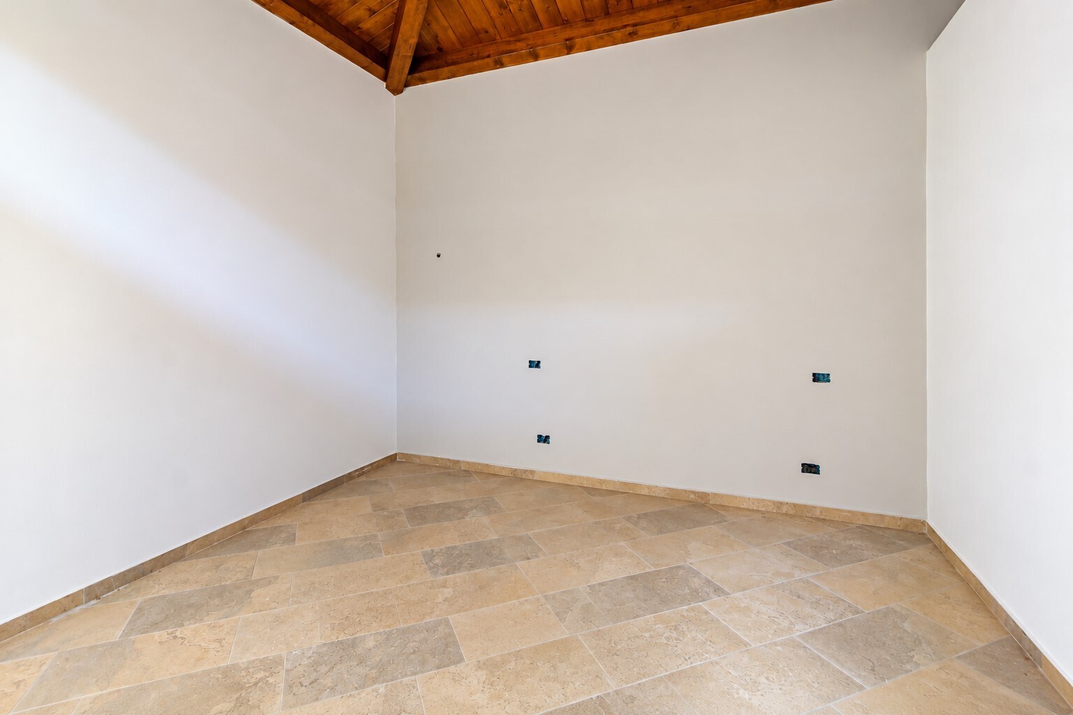 Prestigiosa-villa-indipendente-con-piscina-dependance-e-terrazze-panoramiche-in-vendita-ad-Aci-Sant’Antonio-via-Luigi-Capuana-1 (93)