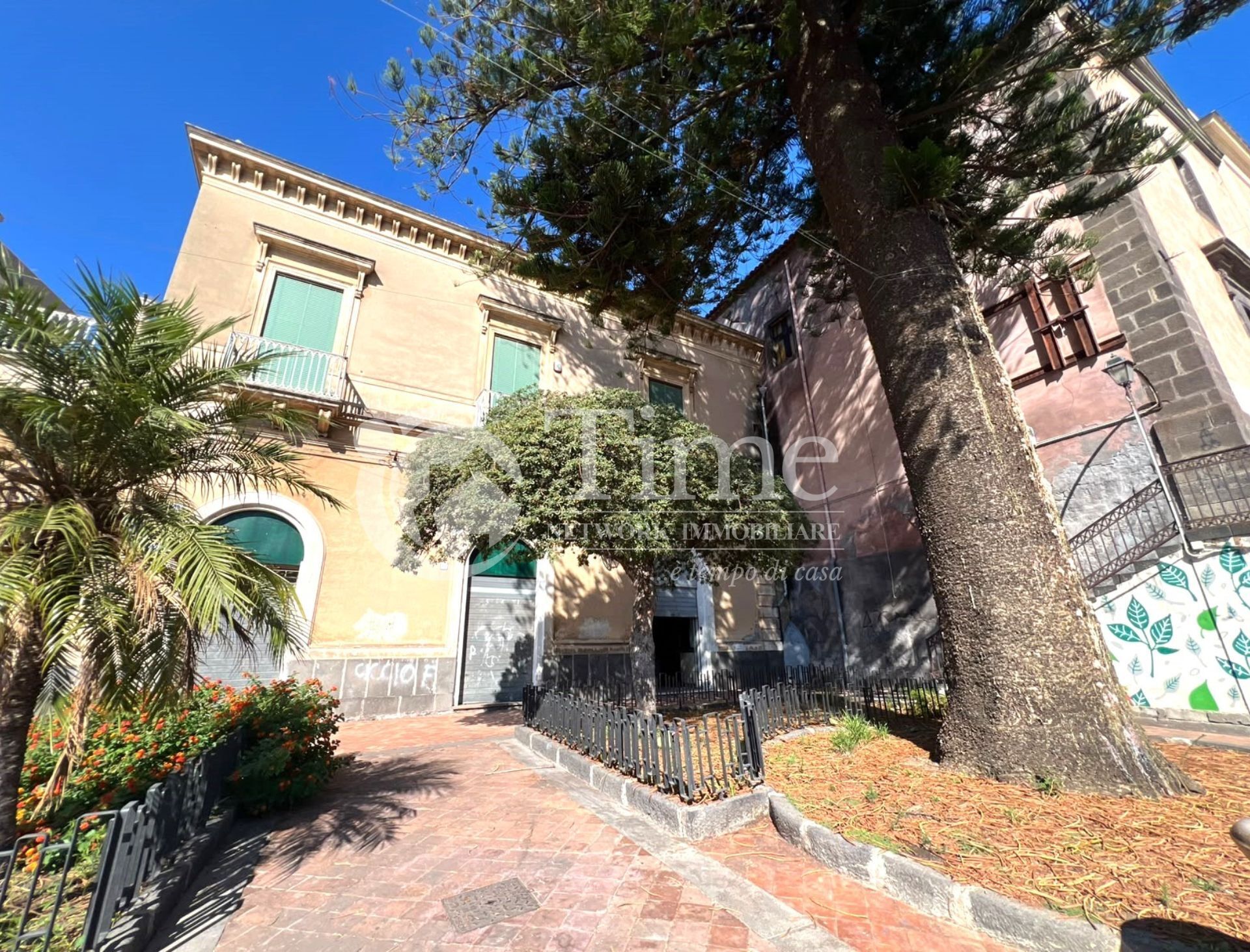 appartamento-versatile-ideale-per-uso-ufficio-bottega-con-cortile-interno-in-vendita-ad-aci-catena-1 (1)