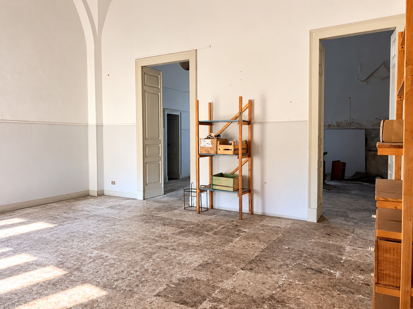 appartamento-versatile-ideale-per-uso-ufficio-bottega-con-cortile-interno-in-vendita-ad-aci-catena-1 (16)
