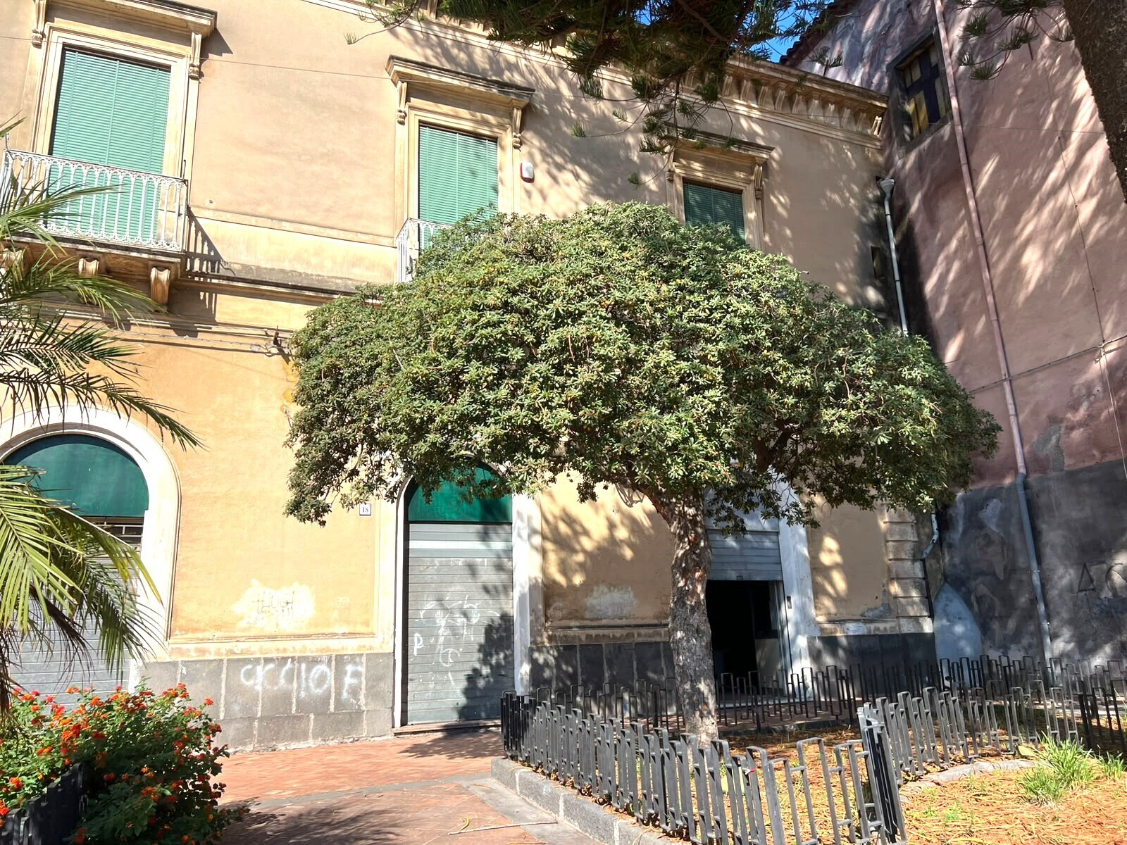 appartamento-versatile-ideale-per-uso-ufficio-bottega-con-cortile-interno-in-vendita-ad-aci-catena-1 (17)