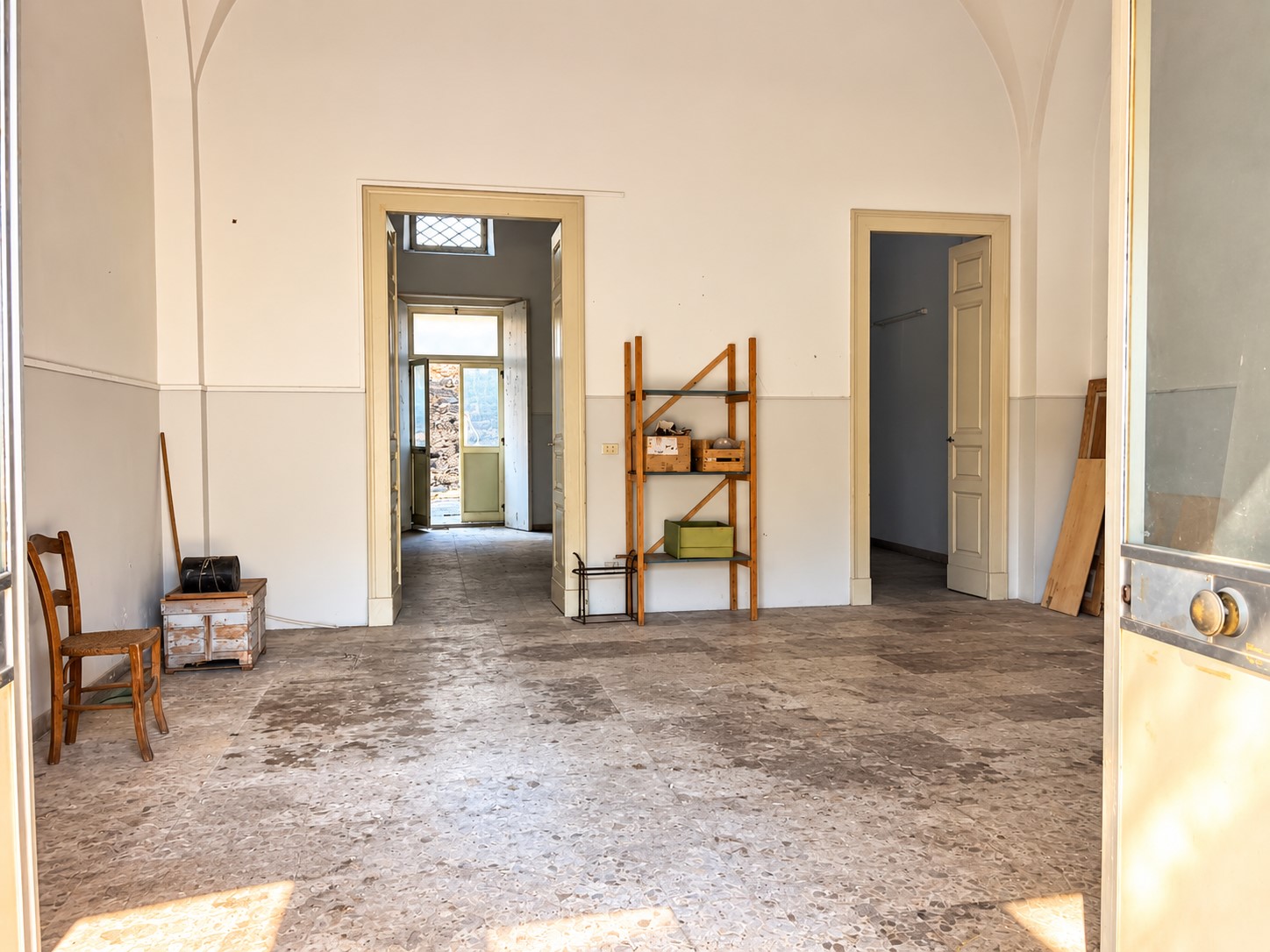 appartamento-versatile-ideale-per-uso-ufficio-bottega-con-cortile-interno-in-vendita-ad-aci-catena-1 (2)