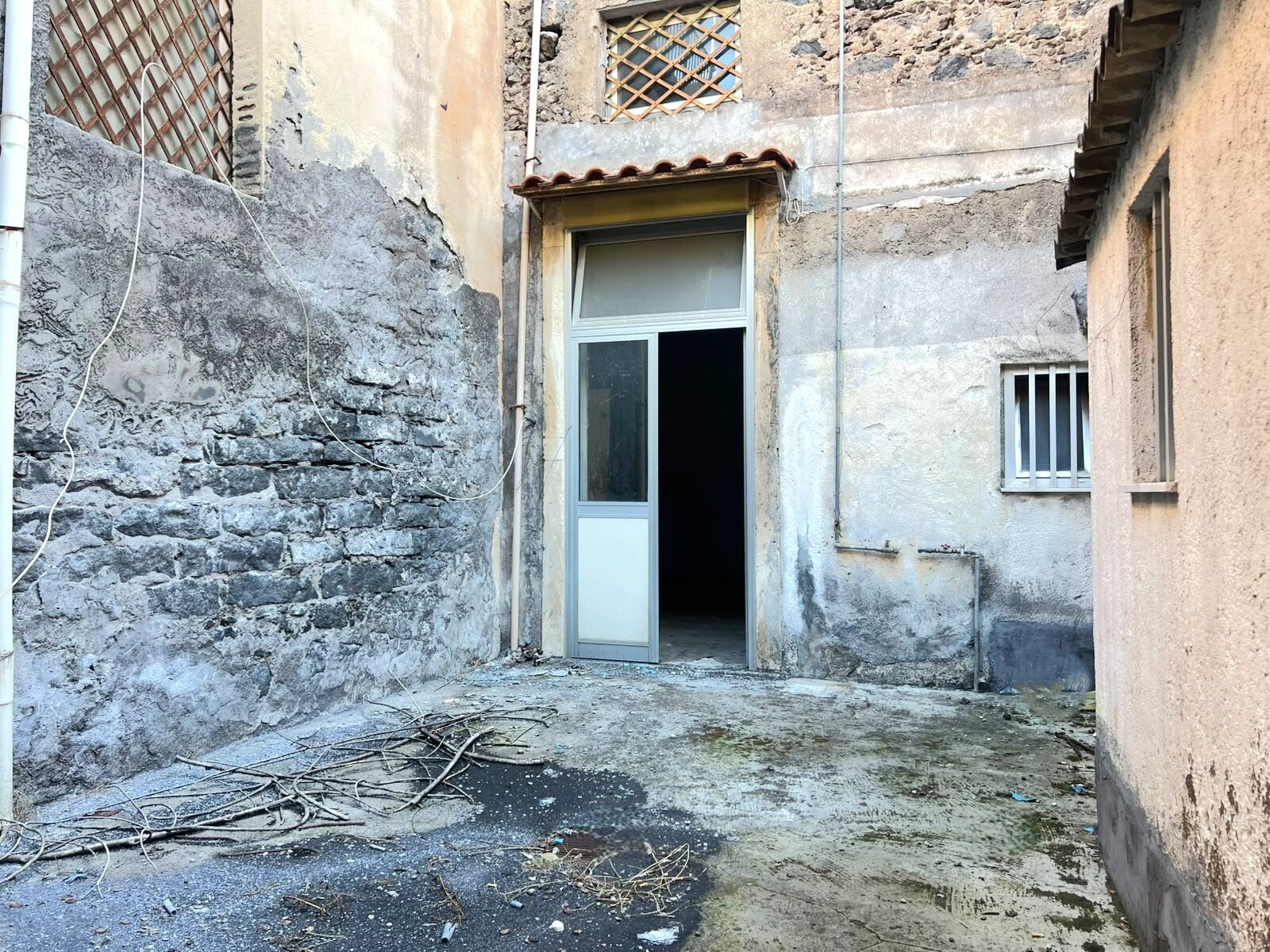 appartamento-versatile-ideale-per-uso-ufficio-bottega-con-cortile-interno-in-vendita-ad-aci-catena-1 (22)