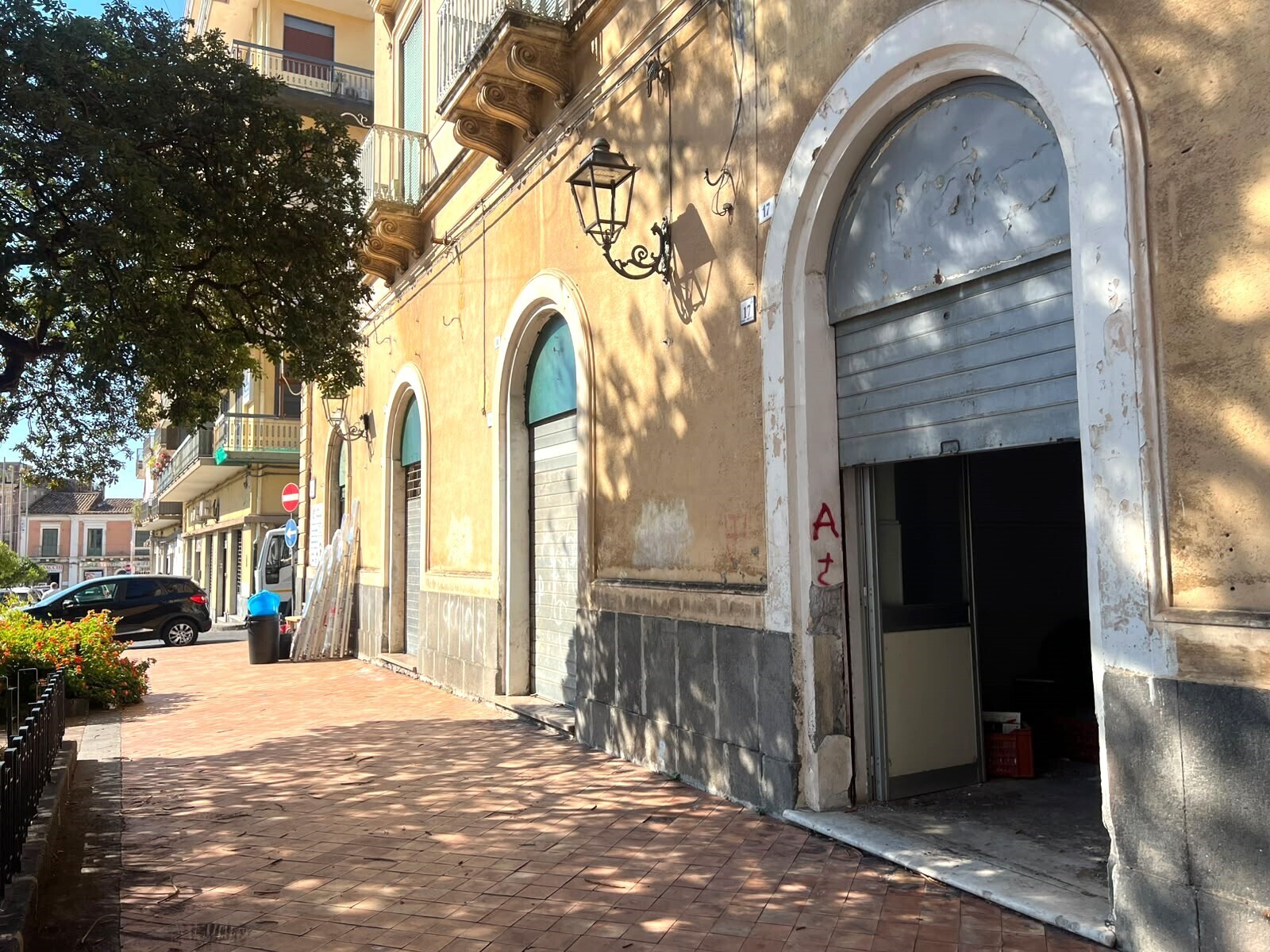 appartamento-versatile-ideale-per-uso-ufficio-bottega-con-cortile-interno-in-vendita-ad-aci-catena-1 (8)